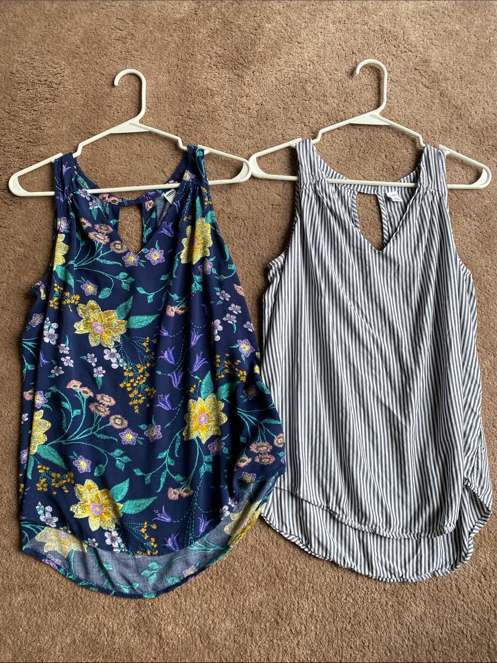 Old Navy keyhole sleeveless blouses size M